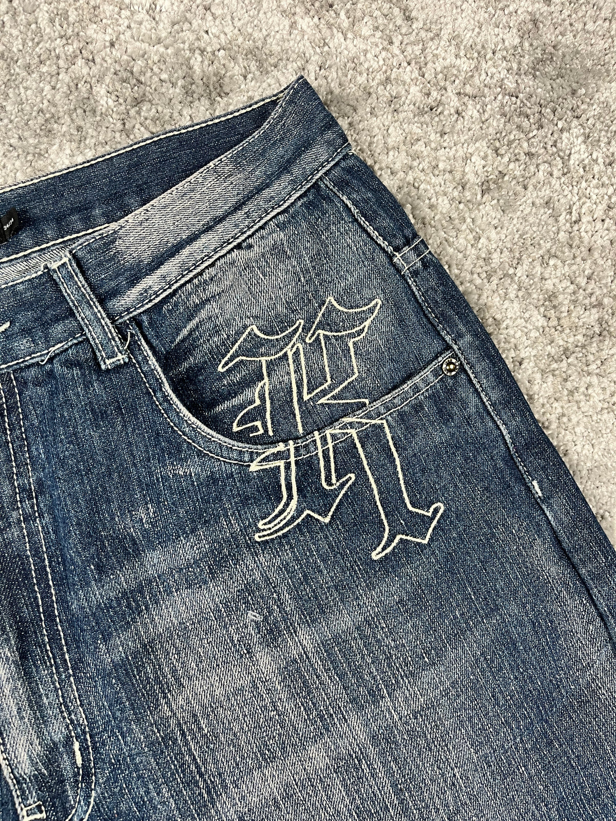 Jeans baggy estilo Y2K de Karl Kani, moda urbana, hechos en EE. UU., mezclilla lavada azul oscuro, estampado (talla 44)