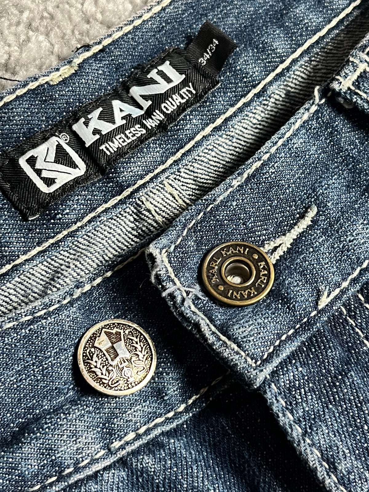 Jeans baggy estilo Y2K de Karl Kani, moda urbana, hechos en EE. UU., mezclilla lavada azul oscuro, estampado (talla 44)