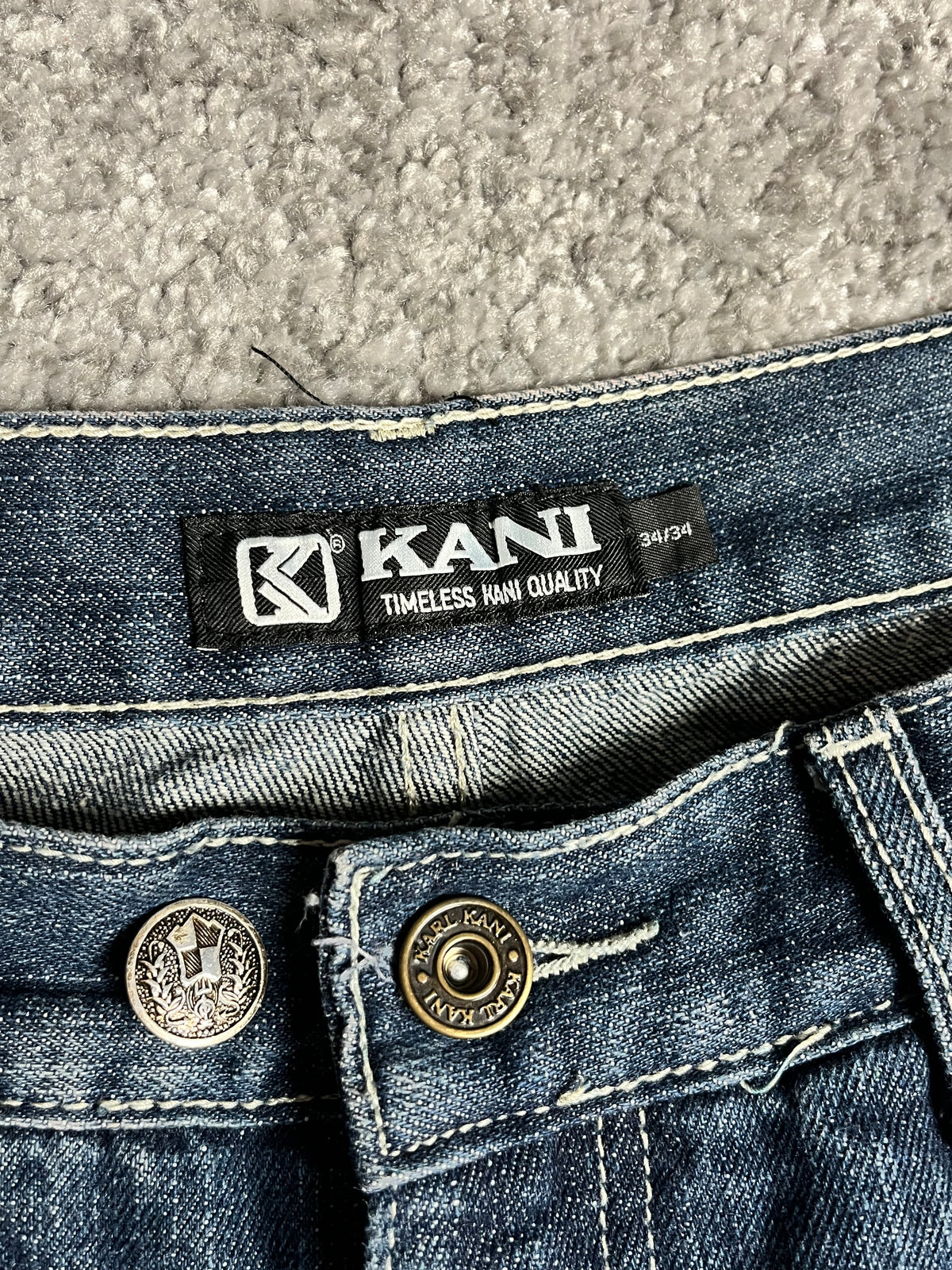 Jeans baggy estilo Y2K de Karl Kani, moda urbana, hechos en EE. UU., mezclilla lavada azul oscuro, estampado (talla 44)
