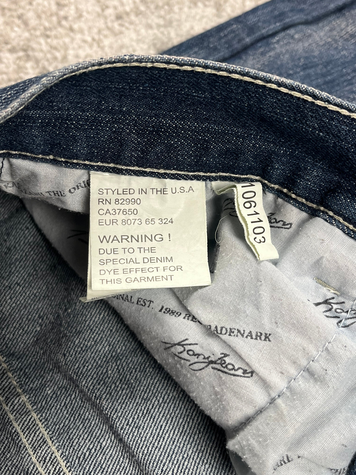 Jeans baggy estilo Y2K de Karl Kani, moda urbana, hechos en EE. UU., mezclilla lavada azul oscuro, estampado (talla 44)