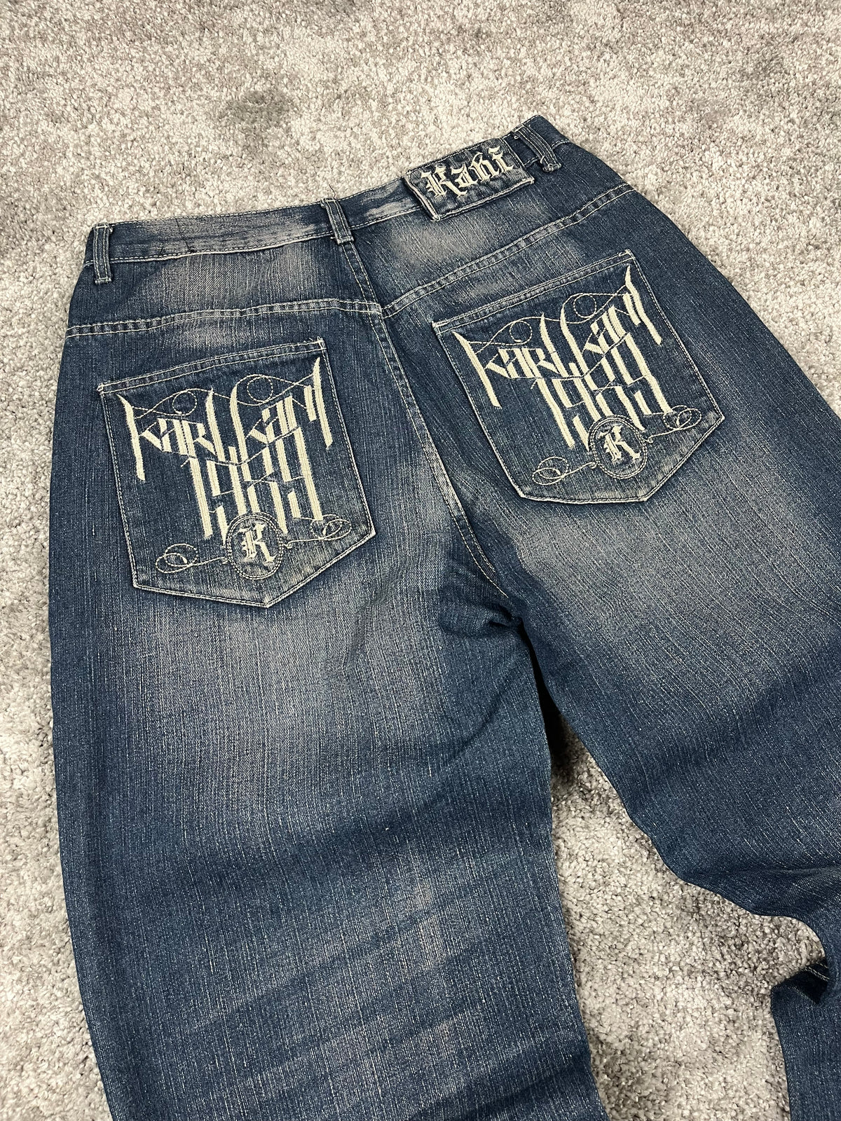 Jeans baggy estilo Y2K de Karl Kani, moda urbana, hechos en EE. UU., mezclilla lavada azul oscuro, estampado (talla 44)