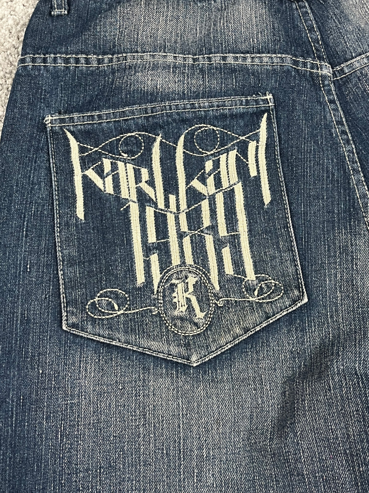 Jeans baggy estilo Y2K de Karl Kani, moda urbana, hechos en EE. UU., mezclilla lavada azul oscuro, estampado (talla 44)