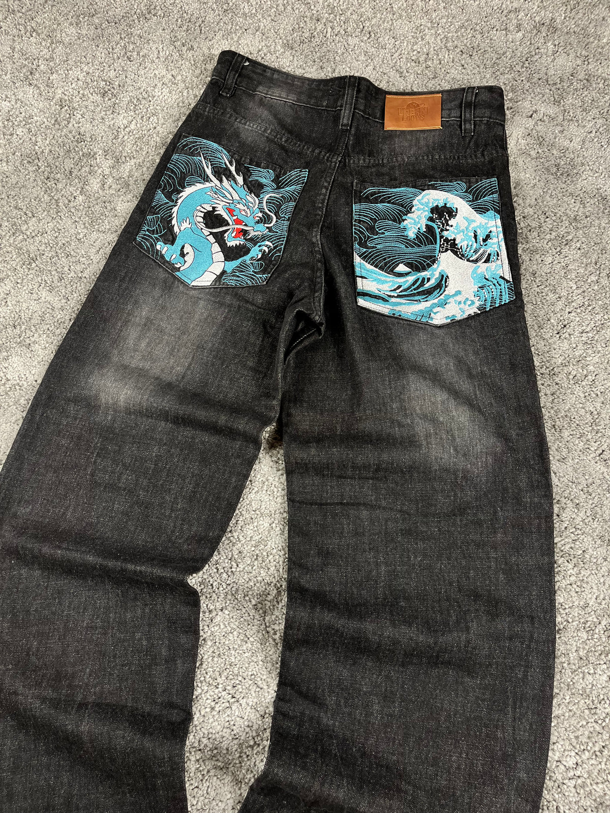 Jeans Urban Loops estilo urbano baggy Y2K "Washed Black" con estampado de dragón (M)