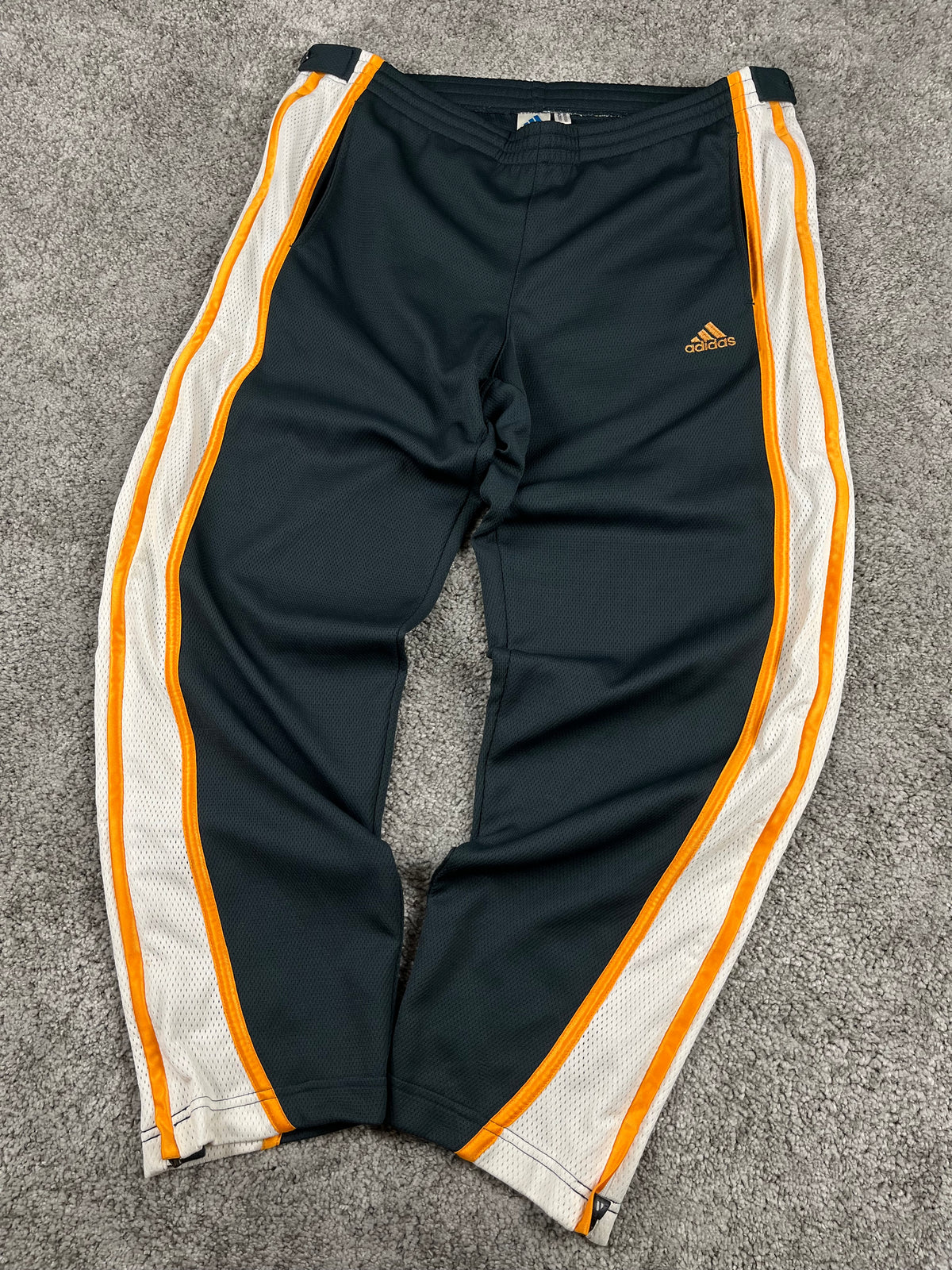 Pantalón deportivo Adidas Basketball vintage años 2000 "Gris/Blanco/Naranja" (M/L)