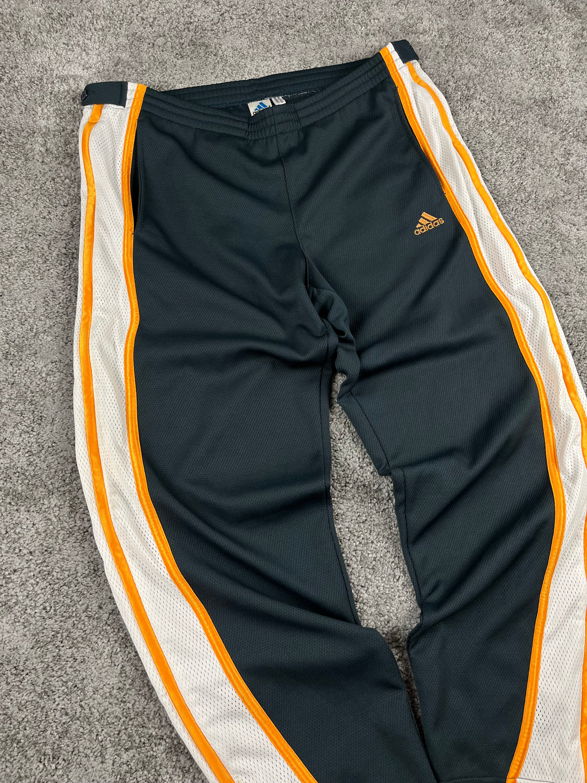 Pantalón deportivo Adidas Basketball vintage años 2000 "Gris/Blanco/Naranja" (M/L)