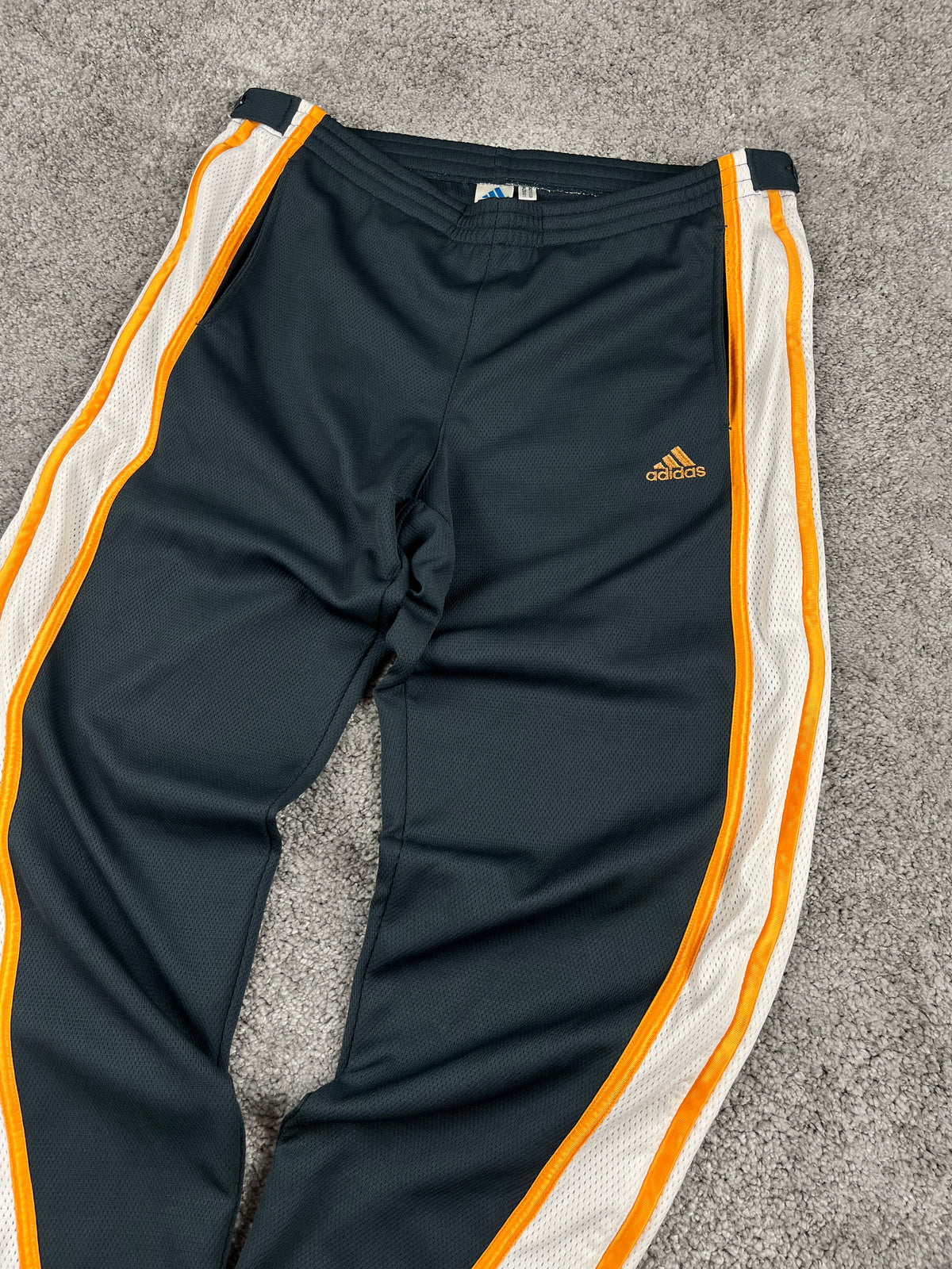 Pantalón deportivo Adidas Basketball vintage años 2000 "Gris/Blanco/Naranja" (M/L)