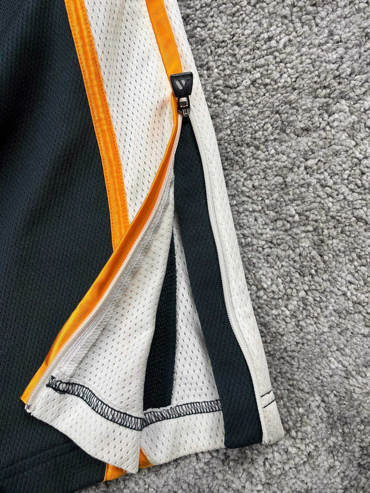Pantalón deportivo Adidas Basketball vintage años 2000 "Gris/Blanco/Naranja" (M/L)